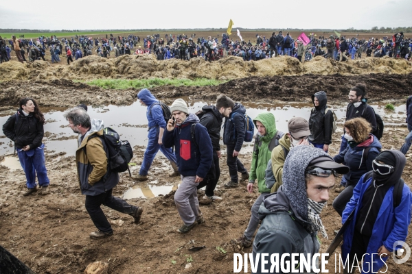 Rassemblement contre la construction de mégabassines à Sainte-Soline.