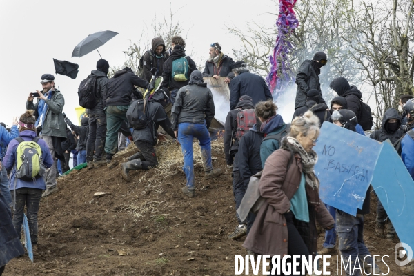 Rassemblement contre la construction de mégabassines à Sainte-Soline.