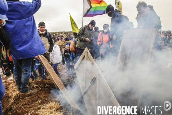 Rassemblement contre la construction de mégabassines à Sainte-Soline.