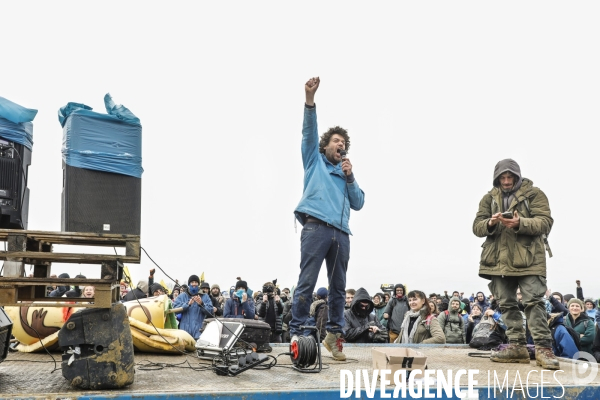 Rassemblement contre la construction de mégabassines à Sainte-Soline.