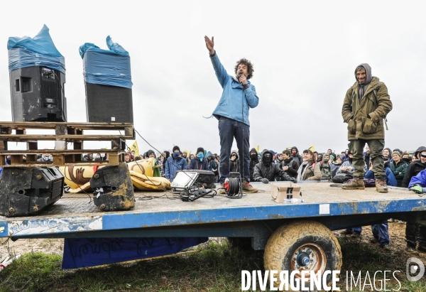 Rassemblement contre la construction de mégabassines à Sainte-Soline.