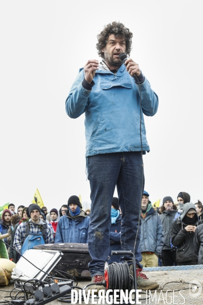 Rassemblement contre la construction de mégabassines à Sainte-Soline.