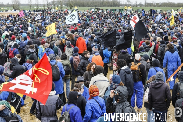 Rassemblement contre la construction de mégabassines à Sainte-Soline.