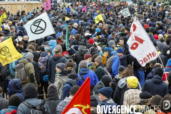 Rassemblement contre la construction de mégabassines à Sainte-Soline.