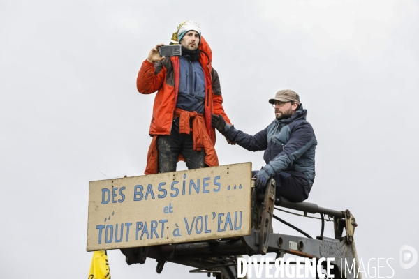 Rassemblement contre la construction de mégabassines à Sainte-Soline.