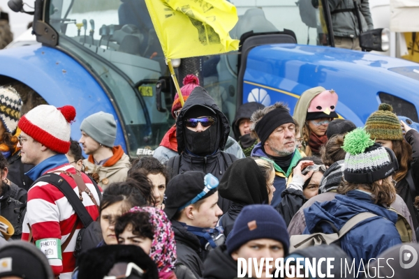 Rassemblement contre la construction de mégabassines à Sainte-Soline.