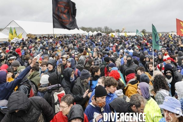 Rassemblement contre la construction de mégabassines à Sainte-Soline.