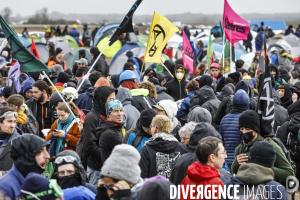 Rassemblement contre la construction de mégabassines à Sainte-Soline.