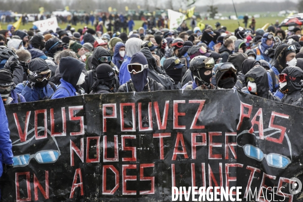 Rassemblement contre la construction de mégabassines à Sainte-Soline.