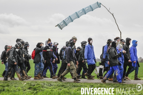 Rassemblement contre la construction de mégabassines à Sainte-Soline.