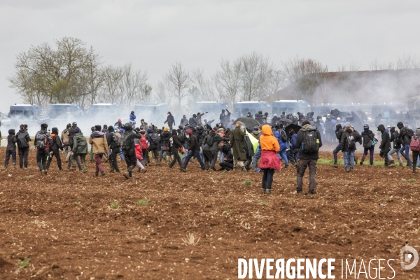 Rassemblement contre la construction de mégabassines à Sainte-Soline.