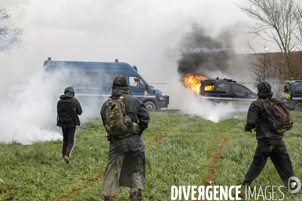 Rassemblement contre la construction de mégabassines à Sainte-Soline.