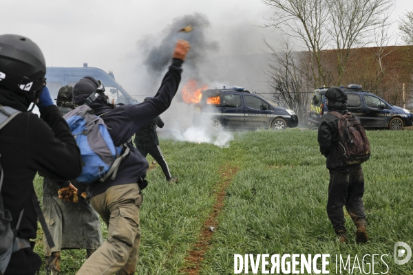 Rassemblement contre la construction de mégabassines à Sainte-Soline.