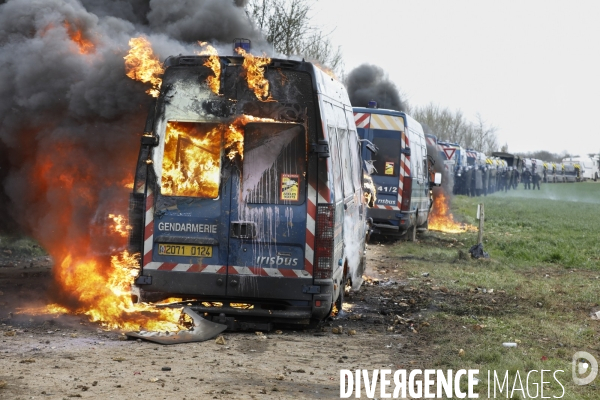 Rassemblement contre la construction de mégabassines à Sainte-Soline.