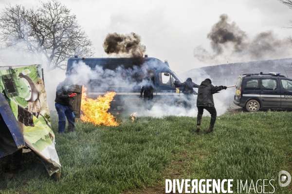 Rassemblement contre la construction de mégabassines à Sainte-Soline.