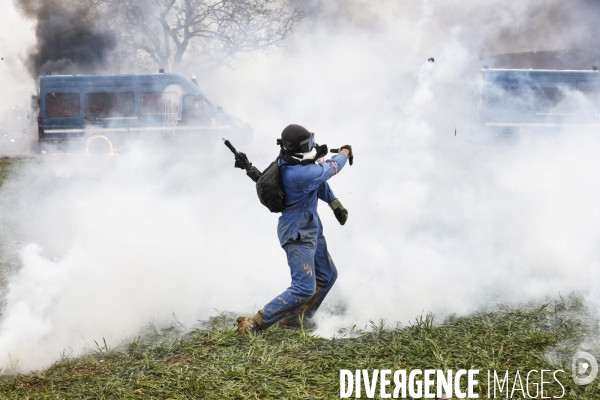 Rassemblement contre la construction de mégabassines à Sainte-Soline.