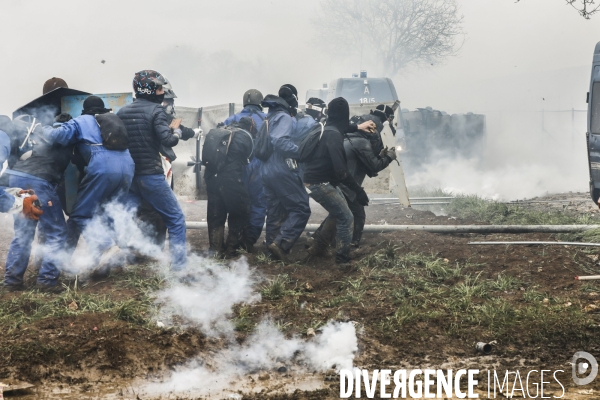 Rassemblement contre la construction de mégabassines à Sainte-Soline.