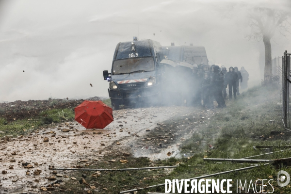 Rassemblement contre la construction de mégabassines à Sainte-Soline.