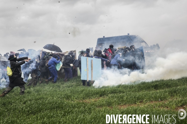 Rassemblement contre la construction de mégabassines à Sainte-Soline.