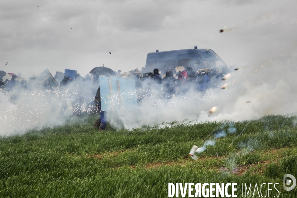 Rassemblement contre la construction de mégabassines à Sainte-Soline.