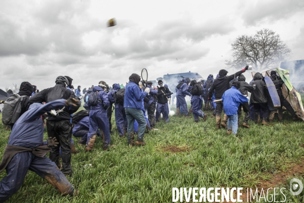 Rassemblement contre la construction de mégabassines à Sainte-Soline.