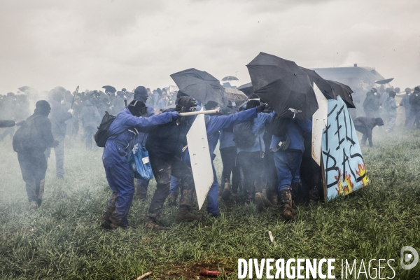 Rassemblement contre la construction de mégabassines à Sainte-Soline.