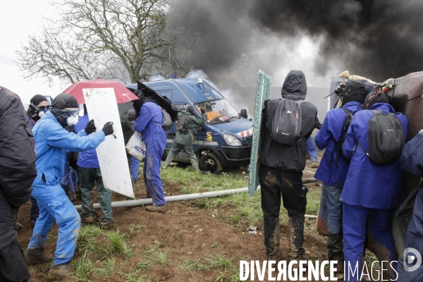 Rassemblement contre la construction de mégabassines à Sainte-Soline.