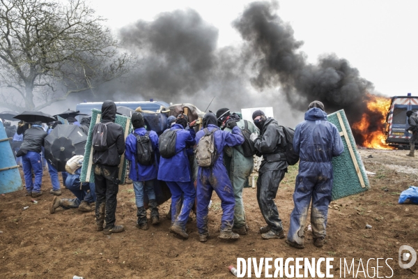 Rassemblement contre la construction de mégabassines à Sainte-Soline.