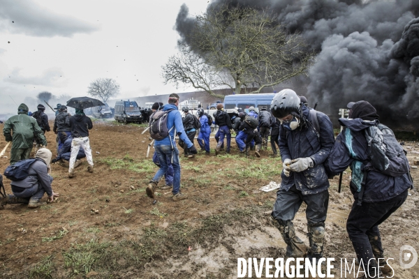 Rassemblement contre la construction de mégabassines à Sainte-Soline.