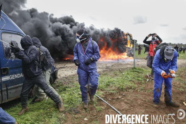 Rassemblement contre la construction de mégabassines à Sainte-Soline.