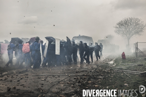 Rassemblement contre la construction de mégabassines à Sainte-Soline.