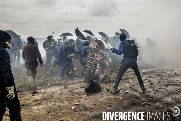 Rassemblement contre la construction de mégabassines à Sainte-Soline.