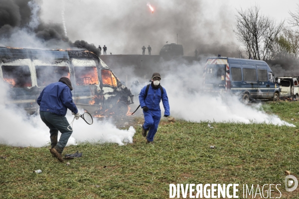 Rassemblement contre la construction de mégabassines à Sainte-Soline.