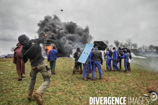 Rassemblement contre la construction de mégabassines à Sainte-Soline.