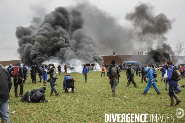 Rassemblement contre la construction de mégabassines à Sainte-Soline.
