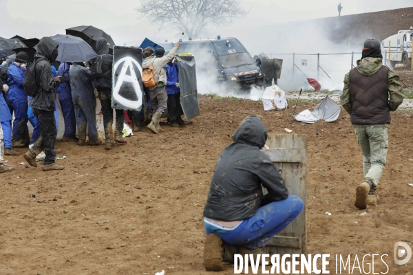 Rassemblement contre la construction de mégabassines à Sainte-Soline.