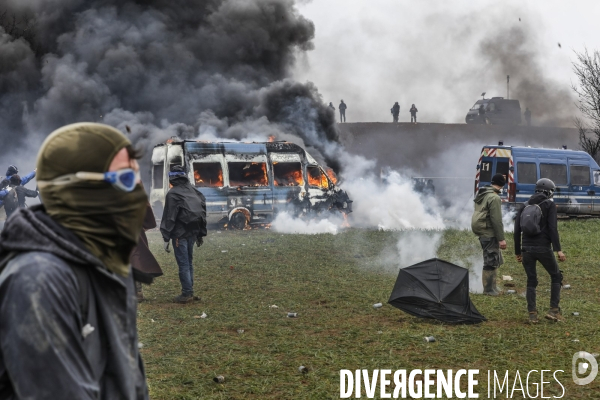 Rassemblement contre la construction de mégabassines à Sainte-Soline.