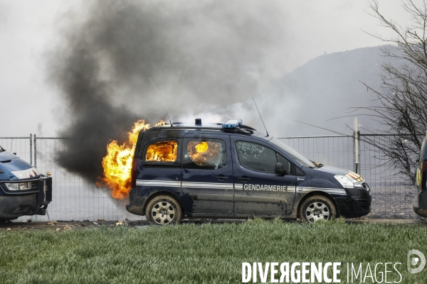 Rassemblement contre la construction de mégabassines à Sainte-Soline.