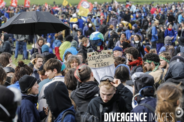 Rassemblement contre la construction de mégabassines à Sainte-Soline.