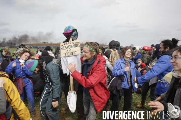 Rassemblement contre la construction de mégabassines à Sainte-Soline.