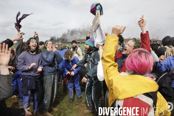 Rassemblement contre la construction de mégabassines à Sainte-Soline.