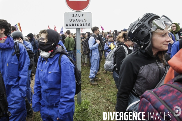 Rassemblement contre la construction de mégabassines à Sainte-Soline.