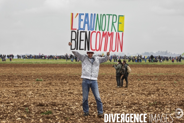 Rassemblement contre la construction de mégabassines à Sainte-Soline.