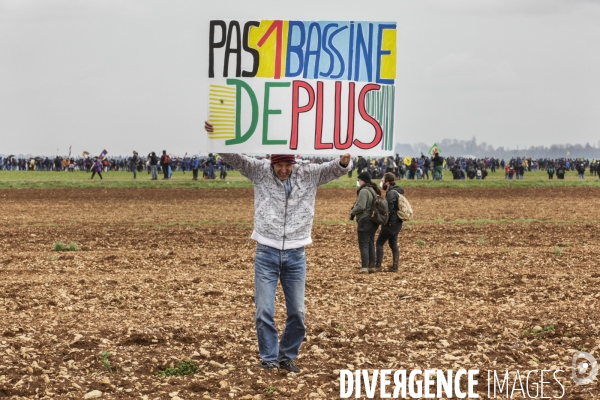 Rassemblement contre la construction de mégabassines à Sainte-Soline.