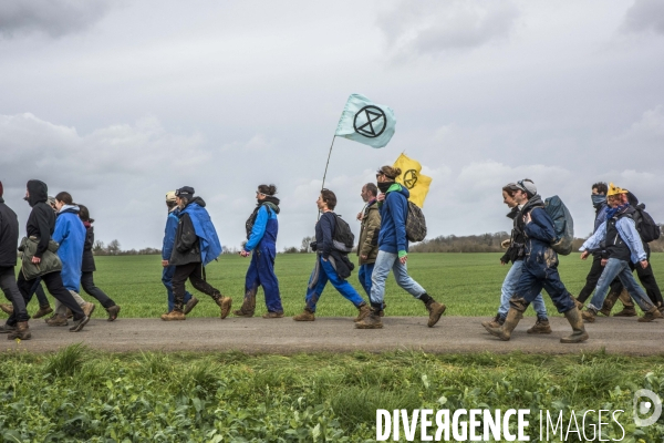 Manifestation organisée contre l inplantation d une méga-bassine à Sainte Soline