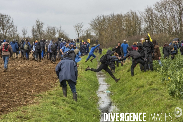 Manifestation organisée contre l inplantation d une méga-bassine à Sainte Soline