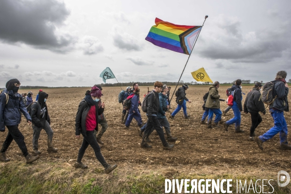 Manifestation organisée contre l inplantation d une méga-bassine à Sainte Soline