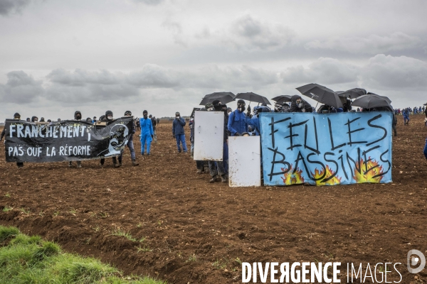 Manifestation organisée contre l inplantation d une méga-bassine à Sainte Soline