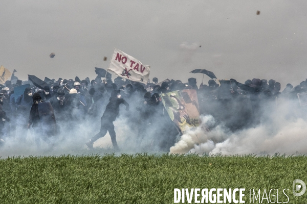 Manifestation organisée contre l inplantation d une méga-bassine à Sainte Soline