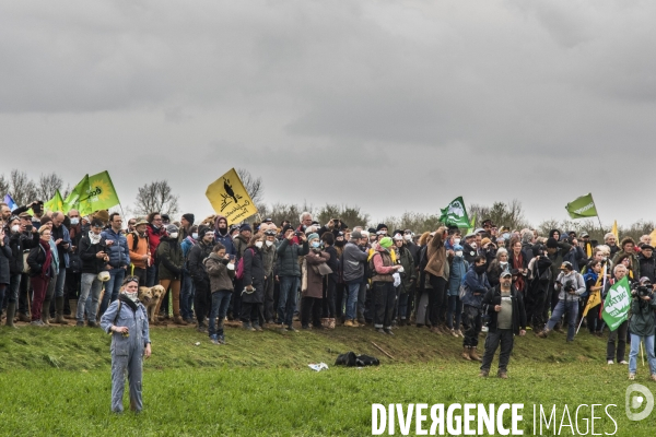 Manifestation organisée contre l inplantation d une méga-bassine à Sainte Soline